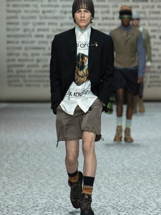 奢侈品品牌迪奥宣布法国知名球星姆巴佩成为迪奥旗下时尚男装和香水代言人