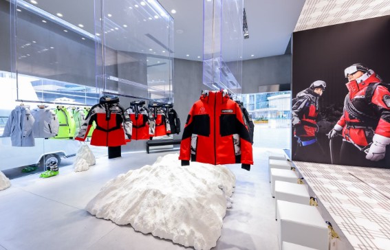 波司登限时快闪店登陆成都万象城 45年羽绒服专家展示全球领先风采