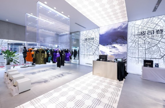 波司登限时快闪店登陆成都万象城 45年羽绒服专家展示全球领先风采