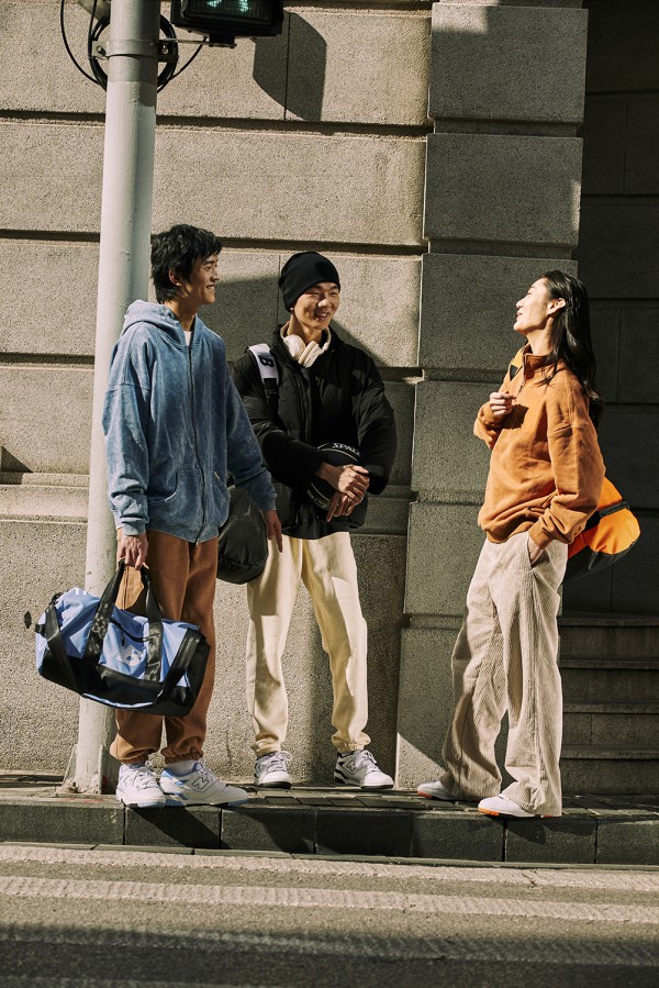 由得物打造的专属产品New Balance 550 斯伯丁特别礼盒套装即将发售