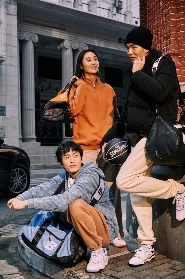 由得物打造的专属产品New Balance 550 斯伯丁特别礼盒套装即将发售