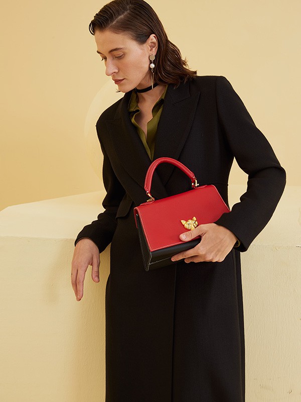 一套完整的穿搭搭配的包包颜色款式甚至大小和肩带长短都很重要哦