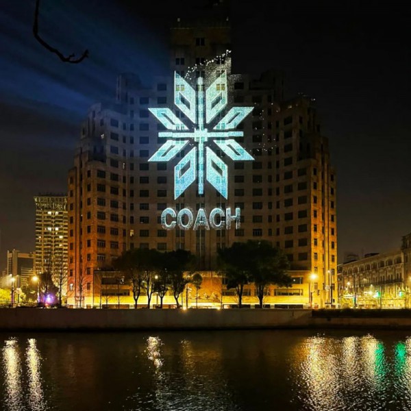 Coach 在上海大厦打造 “雪之城” 假日 3D 墙体秀