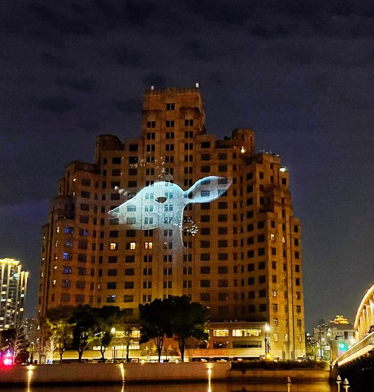 Coach 在上海大厦打造 “雪之城” 假日 3D 墙体秀