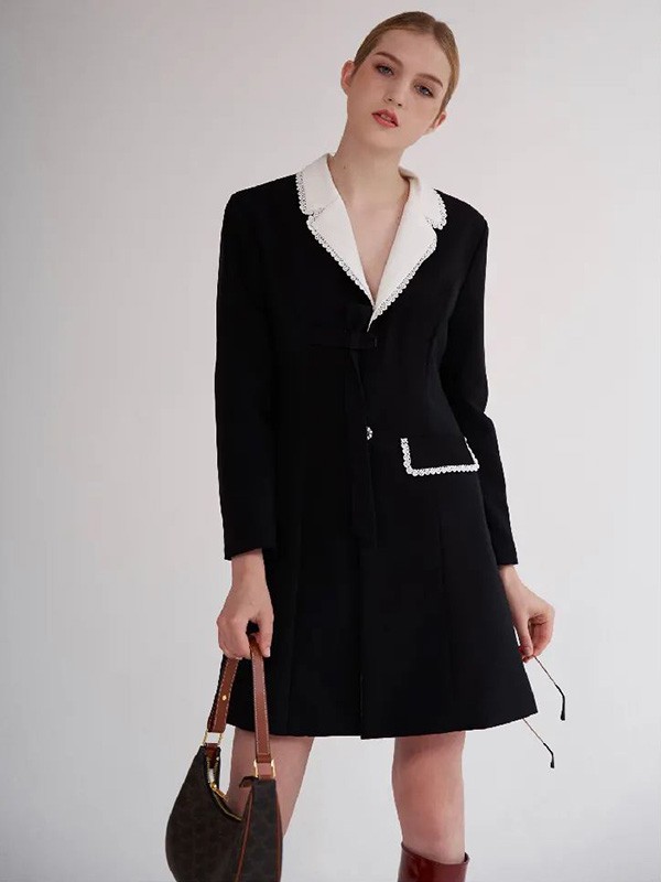 西装裙和西装套裙在选择和搭配上有什么小技巧吗