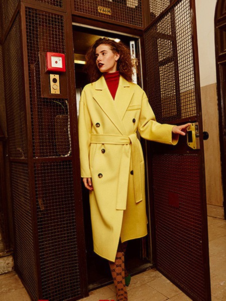 冬天我们需要彩色大衣来打破沉闷那要怎么选择适合自己的彩色呢