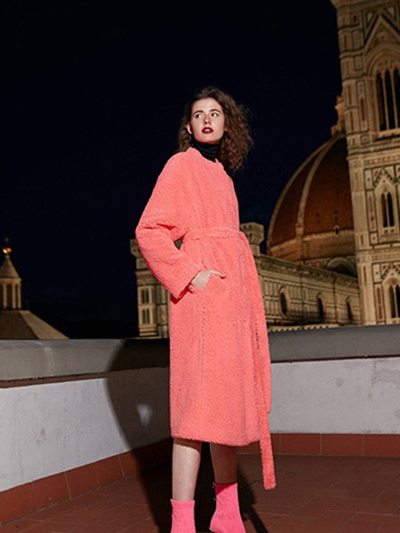 冬天我们需要彩色大衣来打破沉闷那要怎么选择适合自己的彩色呢