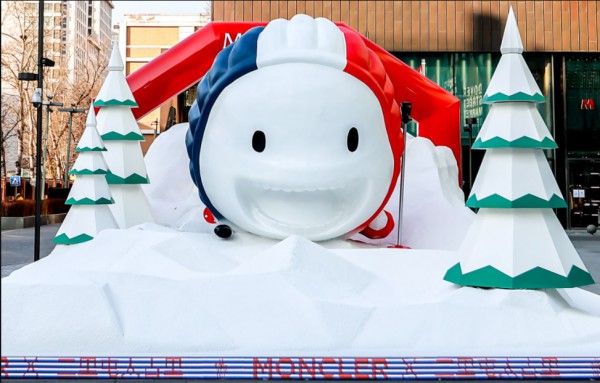 盟可睐MONCLER PUPAZZO冬日装置亮相北京三里屯太古里