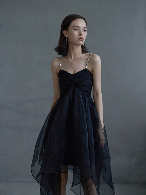 美了几个世纪的小黑裙你衣柜里有吗?都有哪些好看的款式呢