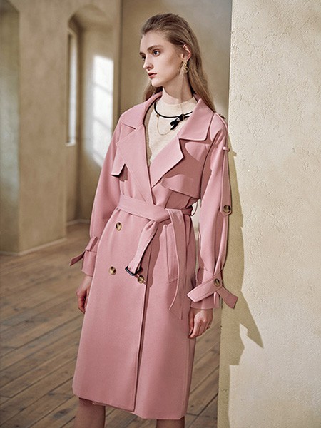 冬季简约时尚女装搭配 纯色系服装怎么搭配更好看