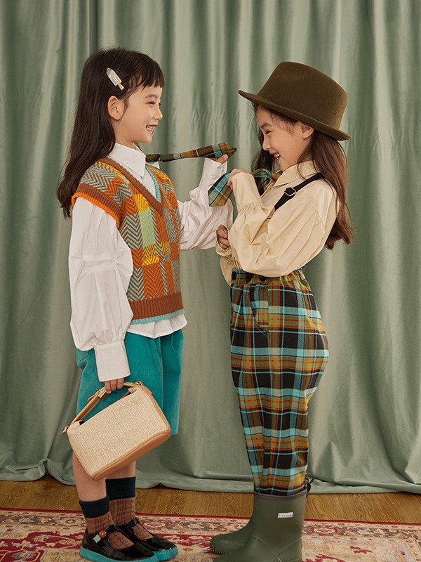 小女生过年适合穿什么服装 英伦风格纹套装怎么样