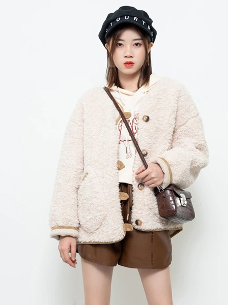过年女生外套适合穿什么 羊羔绒外套这样穿可爱又温柔