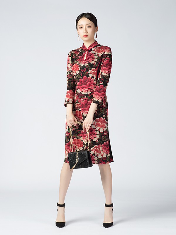 雍容华贵的旗袍演绎出女性的万种风情 素罗依更受欢迎