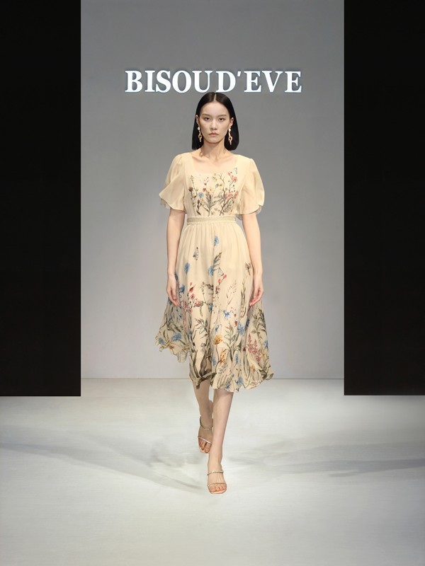 适合春天穿的连衣裙 碧淑黛芙女装更多人的选择