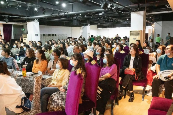 美学漫步·伊丝艾拉2021秋冬新品发布会胜利启动