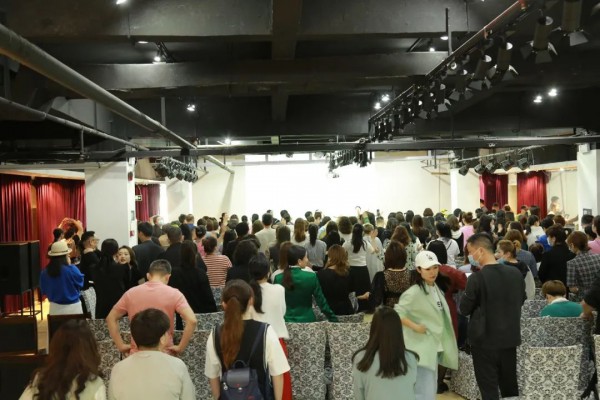 美学漫步·伊丝艾拉2021秋冬新品发布会胜利启动