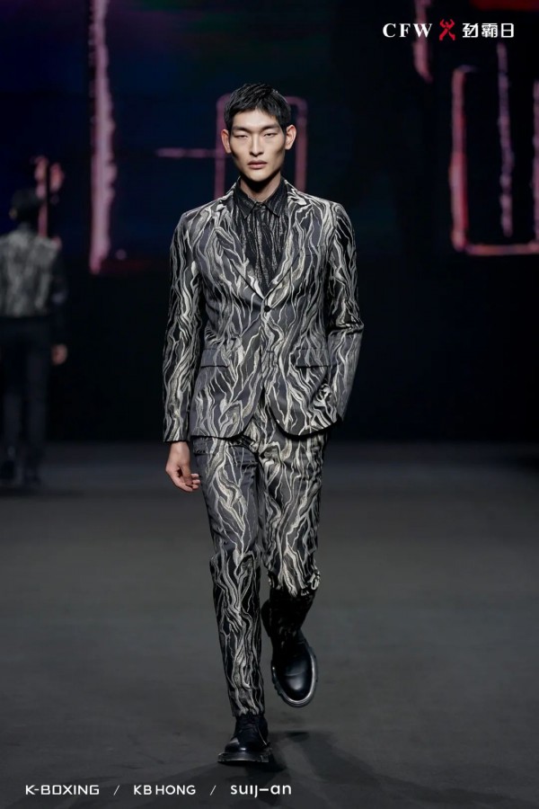 中国国际时装周【劲霸日】强音“启·奏”高端新国货