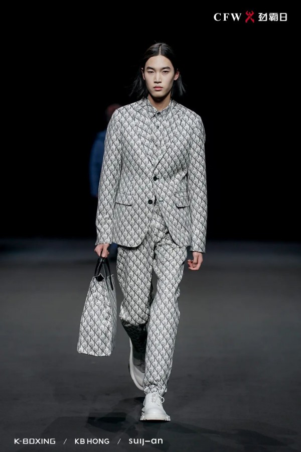 中国国际时装周【劲霸日】强音“启·奏”高端新国货