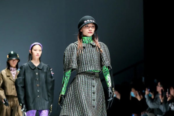 中国国际时装周秀场直击DAY2 | 新锐力量与传统文化的碰撞