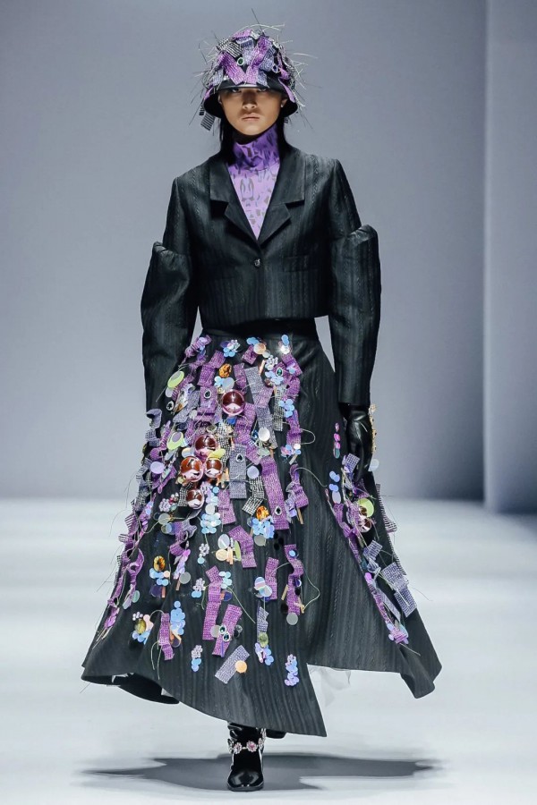 中国国际时装周秀场直击DAY2 | 新锐力量与传统文化的碰撞