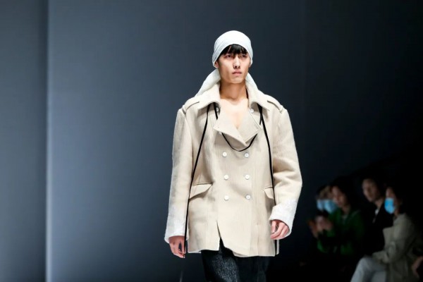 中国国际时装周秀场直击DAY2 | 新锐力量与传统文化的碰撞