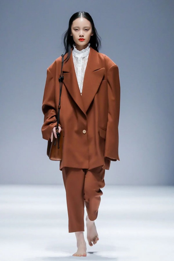 中国国际时装周秀场直击DAY2 | 新锐力量与传统文化的碰撞