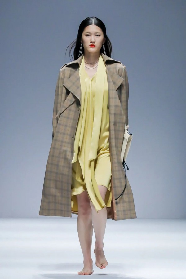 中国国际时装周秀场直击DAY2 | 新锐力量与传统文化的碰撞