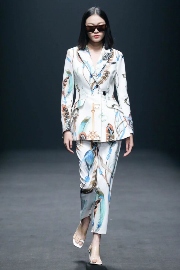 中国国际时装周秀场直击DAY2 | 新锐力量与传统文化的碰撞