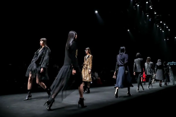 中国国际时装周秀场直击DAY2 | 新锐力量与传统文化的碰撞