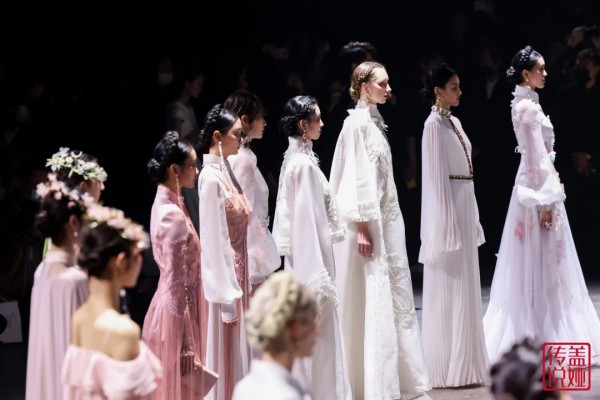 中国国际时装周秀场直击DAY2 | 新锐力量与传统文化的碰撞