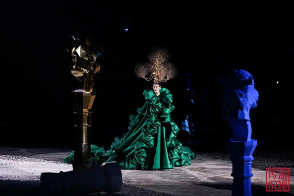 中国国际时装周秀场直击DAY2 | 新锐力量与传统文化的碰撞