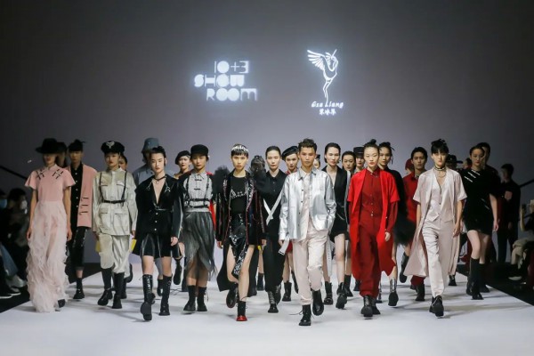 中国国际时装周秀场直击DAY2 | 新锐力量与传统文化的碰撞