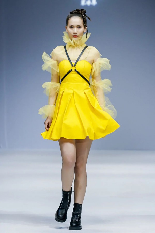 中国国际时装周秀场直击DAY2 | 新锐力量与传统文化的碰撞