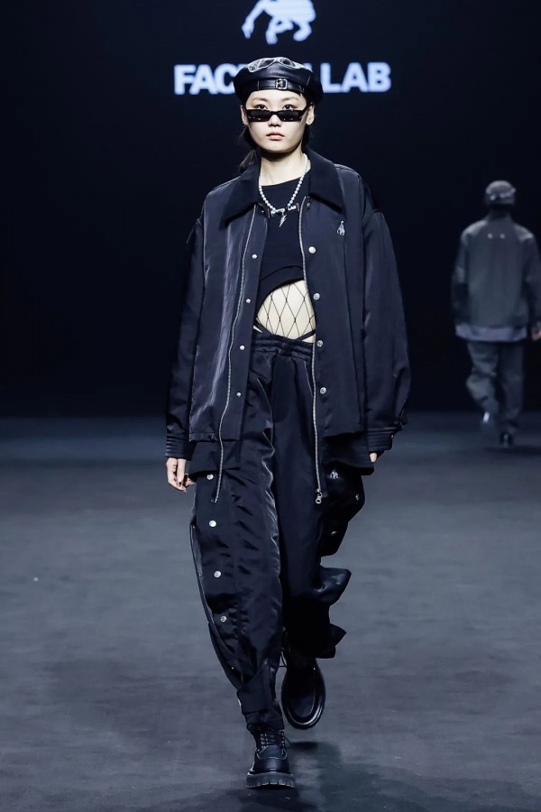 中国国际时装周秀场直击DAY2 | 新锐力量与传统文化的碰撞