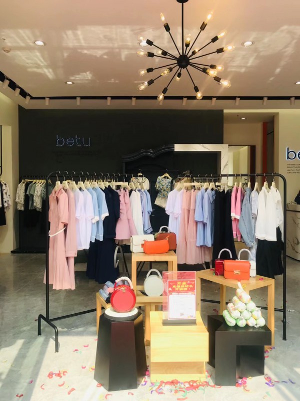 百图女装云南腾冲店新店开业!充值送好礼,活动多多快来选购吧!