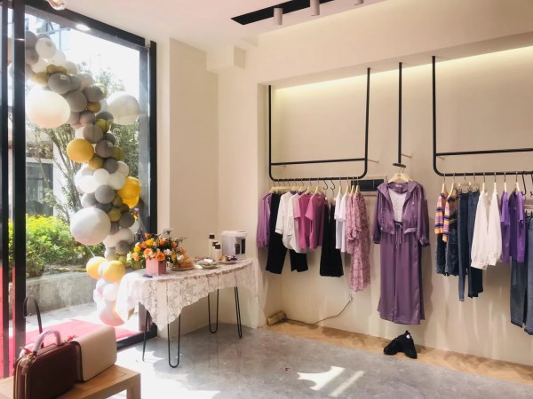 百图女装云南腾冲店新店开业!充值送好礼,活动多多快来选购吧!