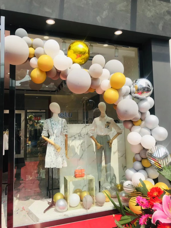 百图女装云南腾冲店新店开业!充值送好礼,活动多多快来选购吧!