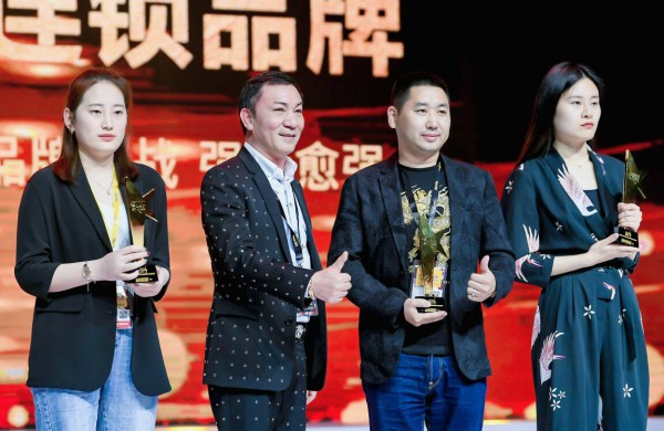 荣耀见证!恭贺都市新感觉荣获CKIW最具影响力连锁品牌奖!