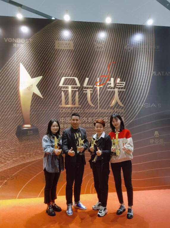 荣耀见证!恭贺都市新感觉荣获CKIW最具影响力连锁品牌奖!