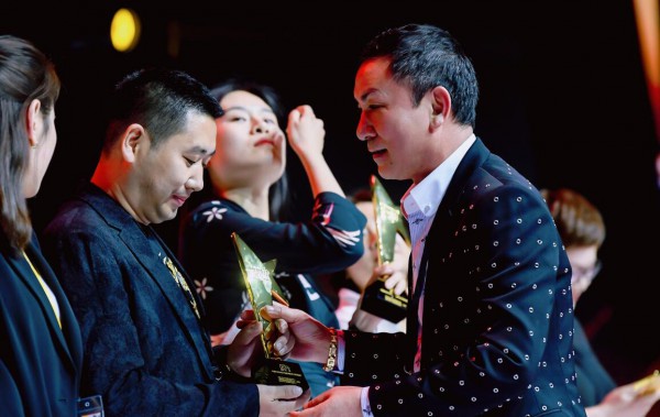 荣耀见证!恭贺都市新感觉荣获CKIW最具影响力连锁品牌奖!