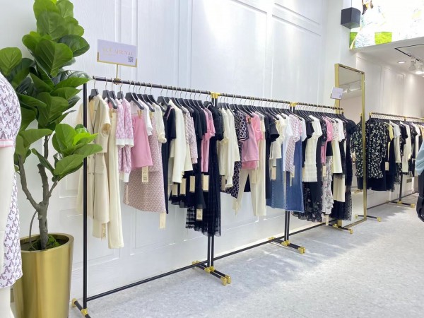 ANOTHER ONE女装揭阳乔南店开业大吉,预祝生意兴隆,财源滚滚!