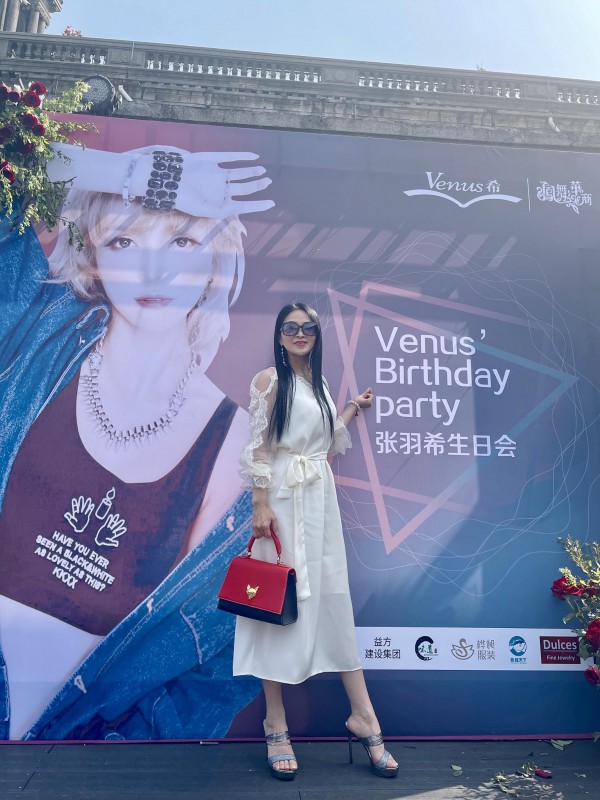 VESPER LYND品牌主理人兰薇薇受邀参加张羽希生日会惊艳众人
