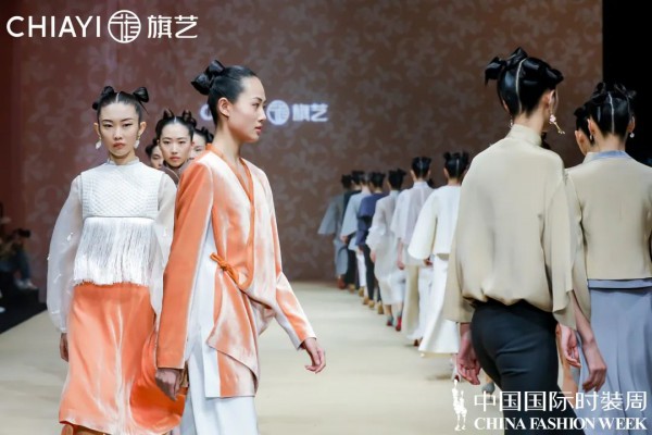 中国国际时装周秀场直击DAY7 浪漫与花城时尚新力量