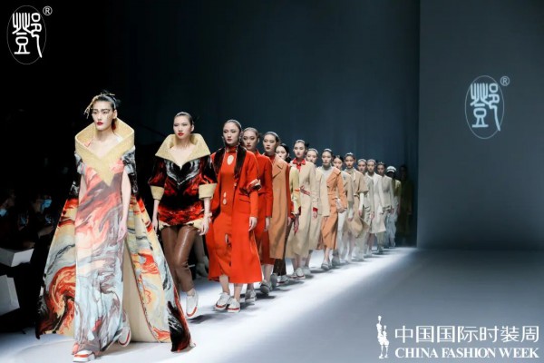 中国国际时装周秀场直击DAY7 浪漫与花城时尚新力量