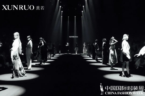中国国际时装周秀场直击DAY7 浪漫与花城时尚新力量