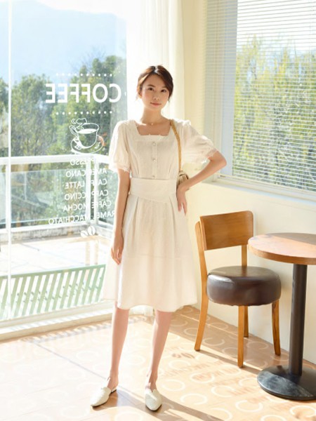 连衣裙颜色怎么挑选?白色连衣裙&紫色连衣裙哪款更适合