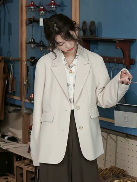 白色衬衫怎么穿搭更具港式复古风?女生外套颜色怎么挑选