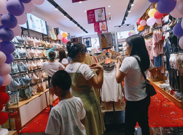 牛年牛气冲天,都市新感觉加盟店两店齐开!双喜临门!