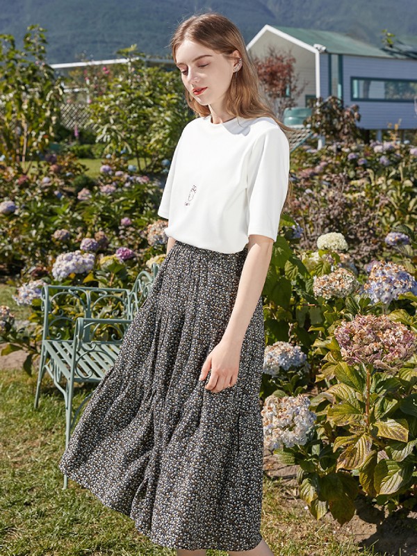 春季白色T恤多种穿法 展现多种风格