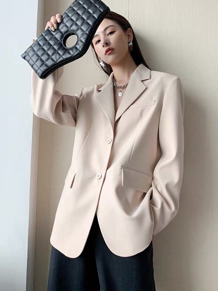 春季帅气职场穿搭更加分 快点入手吧!